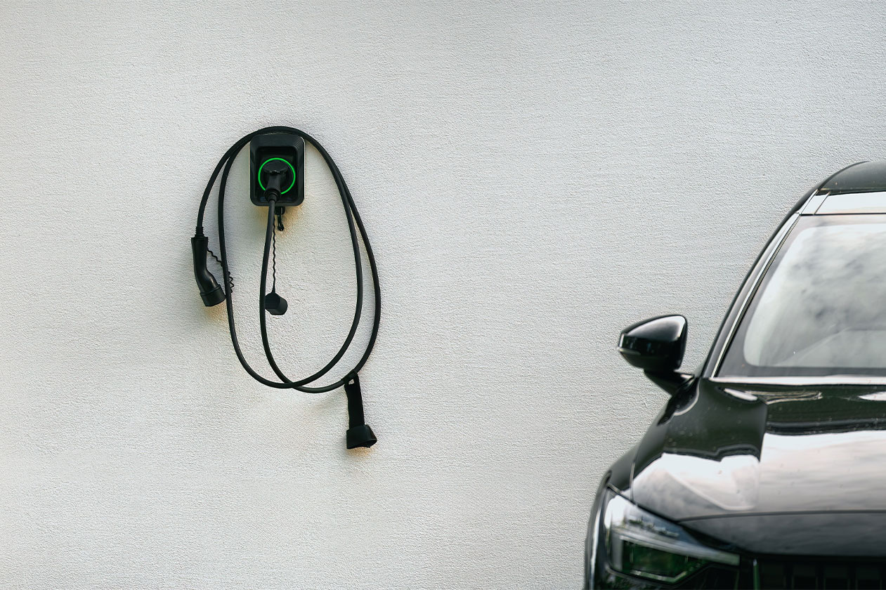 E-Auto neben Wallbox symbolisiert Wallbox-Irrtümer